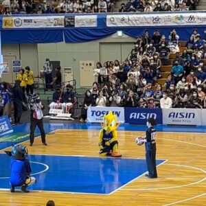 Mushimegane Instagram - 始球式は練習の成果を発揮できませんでしたが、そんなこと忘れてしまうくらい試合は大激戦大熱狂でした🔥
とってもいいものを観させてもらっていい気分です！！
お祝いもありがとうございます！！
長野選手、お大事になさってください🙏

#シーホース三河
#タツヲ