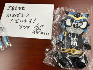 Mushimegane Instagram - 始球式は練習の成果を発揮できませんでしたが、そんなこと忘れてしまうくらい試合は大激戦大熱狂でした🔥
とってもいいものを観させてもらっていい気分です！！
お祝いもありがとうございます！！
長野選手、お大事になさってください🙏

#シーホース三河
#タツヲ
