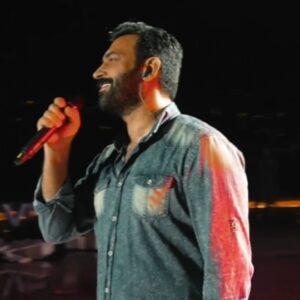 Mustafa Al rubayie Instagram - فالوَجْدُ باقٍ، والوِصالُ مُماطِلي
والصّبرُ فانٍ، واللّقاءُ مُسَوّفي

#قلبي_يحدثني
#مصطفى_الربيعي