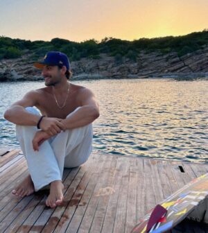 Mustafa Mert Koç Instagram - Uzaklasmaliyim bak bu yerden ben