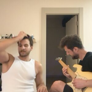 Mustafa Mert Koç Instagram - Bu sarki boyle  bir surecti benim icin.Bu sene 30 yasima giriyorum ve insan buyudukce ne istedigini daha cok anliyor.Yazabildigimi,uretebildigimi kesfedeli 2 yil oldu ve ben artik ne istedigimin ve ne hissetigimin farkindayim.Muzigin  bundan sonraki hayatimda da yerinin buyuk olcaginin farkindayim.Cunku muzik yaparken ve sarki soylerken  hic olmadigim baska duygulari kesfediyorum.İnsan yapmaktan keyif aldigi seyden vazgecmemeli.Ben sarkilarimda biseyler anlatiyorum ve hislerimi paylasiyorum.Eger bir kisi bile bu hislerimi anlayip duygularima ortak olursa ben bunu yapmaya devam edicem.Umarim hissettigim seyleri sizlere de hissettirebilirim.Bu yolculugumda yanimda olan herkese tesekkur ederim.Sessizim yayinda🫶🏻
Link in bio🌹