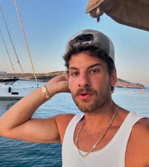 Mustafa Mert Koç Instagram - Uzaklasmaliyim bak bu yerden ben