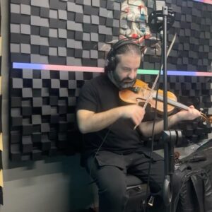 Mustafa Mert Koç Instagram - Bu sarki boyle  bir surecti benim icin.Bu sene 30 yasima giriyorum ve insan buyudukce ne istedigini daha cok anliyor.Yazabildigimi,uretebildigimi kesfedeli 2 yil oldu ve ben artik ne istedigimin ve ne hissetigimin farkindayim.Muzigin  bundan sonraki hayatimda da yerinin buyuk olcaginin farkindayim.Cunku muzik yaparken ve sarki soylerken  hic olmadigim baska duygulari kesfediyorum.İnsan yapmaktan keyif aldigi seyden vazgecmemeli.Ben sarkilarimda biseyler anlatiyorum ve hislerimi paylasiyorum.Eger bir kisi bile bu hislerimi anlayip duygularima ortak olursa ben bunu yapmaya devam edicem.Umarim hissettigim seyleri sizlere de hissettirebilirim.Bu yolculugumda yanimda olan herkese tesekkur ederim.Sessizim yayinda🫶🏻
Link in bio🌹