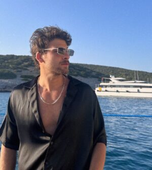 Mustafa Mert Koç Instagram - Uzaklasmaliyim bak bu yerden ben