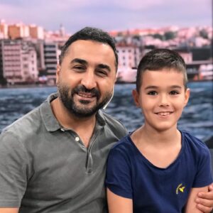 Mustafa Üstündağ Instagram - Sevdiği aktör’ü yakından görünce sevinen evladım; sanki biz hiç oynamadık..
Seyretmekten keyf aldığım aktör tanış olunca  güven verdi. @onurbuldu