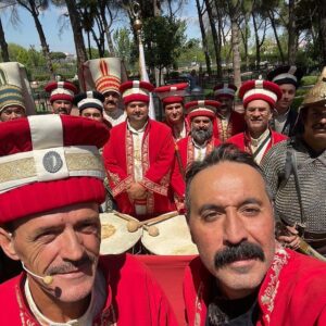 Mustafa Üstündağ Instagram - Sazıyla Sözüyle Halk.
Manisa’dan selam olsun.