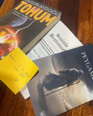 Mustafa Üstündağ Instagram - ‘Baba hep kitap okuyorsun diye sana kitap aldım ‘ dedi aslan parçası.
Harçlıklarıyla , gidip almak istediğim kitapları almış .
Ne mutlu bana .
Not almış evde okumak istediğim kitapları ❤️❤️
Adım soyum benim .