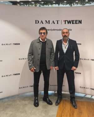 Mustafa Üstündağ Instagram - Gönlünün kumaşını markasına yansıtan abi’m @suleymanorakcioglu dostluğun ve desteğin için teşekkür ederim.
Ayrıca oynadığım projelerde benimle yol arkadaşlığı yapan @damat_official ailesi teşekkür ederim.