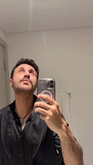 Mustafa Zahid Instagram - When he’s ready but she’s not.