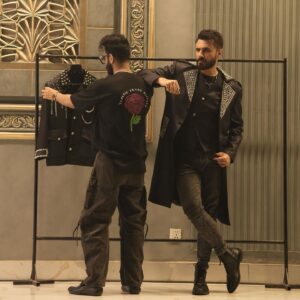 Mustafa Zahid Instagram - This post is for bunch of amazing individuals that have put their heart and soul into ‘Tamasha’. I have made music through my life not for the number of likes and views but for the number of people that work with me, listen to my music and then become part of my life forever. From Audio team that includes the most talented individuals like @atifalimusic @farhangilani and @fakharaabas to the visual team that includes thorough professionals like @fadikhan10 @tabraiz_h @haris_khatrii and @abubakr.info, YOU all are and will always be very dear to me. 
Big up to @ubairnaeem and @madiha.qaiser for this cracker of a look. 
Massive shoutout to @omardaraz from Aaa and @nomankibrias from team ROXEN  for being the best at management. 
‘AAP Sab ko kia khabar apko apna bana rakha hai’. 
MZ