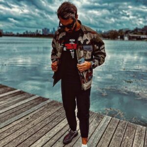 Mustafa Zahid Instagram - Teray hotay huway aj tanha hoon main .. 
Haye kitni buri Meri taqdeer hai .. 

#newsong #mustafazahid #newmusic