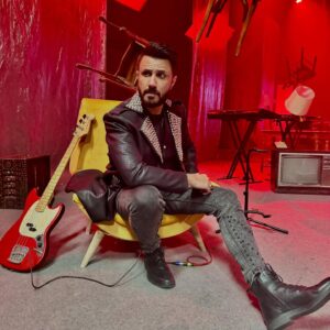 Mustafa Zahid Instagram - This post is for bunch of amazing individuals that have put their heart and soul into ‘Tamasha’. I have made music through my life not for the number of likes and views but for the number of people that work with me, listen to my music and then become part of my life forever. From Audio team that includes the most talented individuals like @atifalimusic @farhangilani and @fakharaabas to the visual team that includes thorough professionals like @fadikhan10 @tabraiz_h @haris_khatrii and @abubakr.info, YOU all are and will always be very dear to me. 
Big up to @ubairnaeem and @madiha.qaiser for this cracker of a look. 
Massive shoutout to @omardaraz from Aaa and @nomankibrias from team ROXEN  for being the best at management. 
‘AAP Sab ko kia khabar apko apna bana rakha hai’. 
MZ