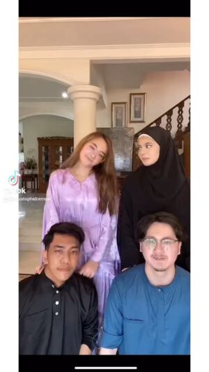 Mustapha Kamal Instagram - Melayan anak2 bertiktok 😂😂😂💓💗💖💝💜
