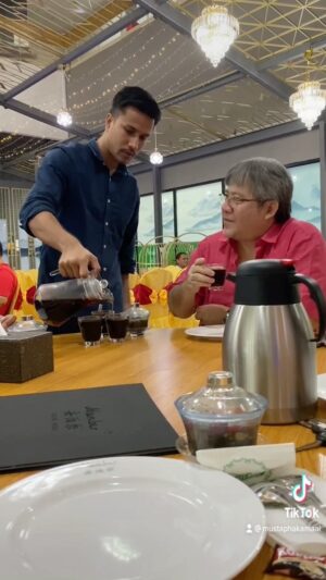 Mustapha Kamal Instagram - Papa dan family dijemput oleh Hj.Ismail owner kepada Al Amber Chinese Muslim Food Restaurant yang terletak di Lembaga Getah Malaysia, opposite of KLCC di Jalan Ampang yang juga dikunjungi oleh Sultan-sultan, PM, Tengku Temenggong serta pemimpin di Malaysia yang lain.  Mereka semua amat menggemari masakan di Alamber ini. Sangat-sangat SEDAP, sangat sangat ISTIMEWA, Presentasinya TERBAIK, al-maklumlah VVVVVIP datang berjamu selera di sini. Anda semua tak nak cuba?? Pasti PUAS HATI. 🍲🍜🍗🍖😍😍