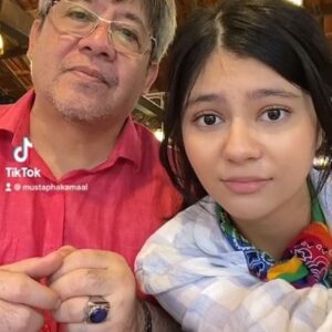 Mustapha Kamal Instagram - 😂😂😂hilang stress sekejap😂😂😇. 
Zaman papa dulu takde ni ….. jangan risau
semua, Megah Holding tetap berdiri teguh💪🏻💪🏻💪🏻👊🏻👊🏻👊🏻… $$$ @salsabil.qurani