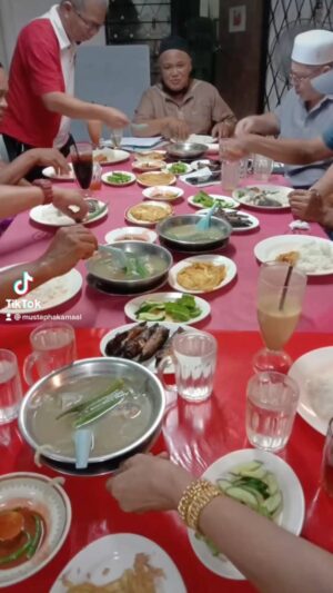 Mustapha Kamal Instagram - Assalamualaikum.. begini la kami anak Kelantan di perantauan apabila selesai sahaja bermesyuarat untuk majlis “SUGHO”, kami menjamu selera hanya dengan ikan singgang, telur dadar, ikan rebus goreng, ulam serta budu yang menjadikan kami sepakat dengan seleranya menikmati istimewanya makanan kelantan ini. Hanya dengan lauk pauk itu sahaja sudah cukup membuat kami berselera. Bagaikan harimau membaham mangsanya. Alhamdulillah… Semoga majlis kami dipermudahkan Allah SWT.. Aamin… 🍛🥬🍚
