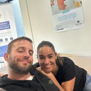 Myriam Chafik Instagram - C'est parti pour quelques mois de galère pour ma moitié mais on est là pour le soutenir (et lui couper ses ongles de pieds 🤣)

Ça me fait un avant goût d'une famille avec 4 enfants 🤪

Bisous de nous 💕