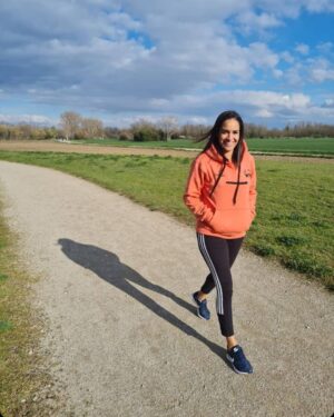 Myriam Chafik Instagram - Toujours regarder de l'avant et avec le sourire de préférence 😍

#kohlanta #kohlantalesarmessecretes #aventure #toa #jaunes #journey

@tf1
@alp_fr
@kohlantatf1