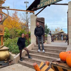 Myriam Chafik Instagram - Notre tournée des parcs continue et c'est au @parcasterix que l'on a passé une bête de journée en famille pour l'anniversaire de @thomas_kohlanta21 💗

Après une superbe saison "Peur sur le Parc" , c'est le moment de laisser place aux festivités de Noël 🎄 Le parc réouvrira ses portes du 18 Décembre au 2 Janvier les amis 🥳

Vous avez kiffé la période d'Halloween vous ?

#family #halloween #parcasterix
#birthday #love #familymoments