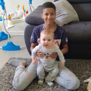 Myriam Chafik Instagram - Mon petit cowboy a sa 1ere petite dent qui pousse alors que ses grands frères commencent à avoir la moustache qui pousse 💕

Y a des parents avec des enfants qui ont beaucoup d'années d'écart par ici ? Hâte de voir Le record ! 14 ans pour nous 🤪

#familyfirst
#familytime
#kohlanta
#babyboy #totem #lyon