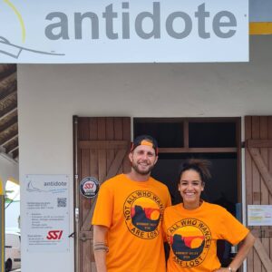 Myriam Chafik Instagram - Une belle 2eme journée en Guadeloupe avec une activité de rêve accompagné par 2 moniteurs patients et adorables du centre @antidoteplongee 🥰

Baptêmes dans nos poches ! J'avais déjà plongé en Corse mais chaque fond marin est différent ! On en a pris plein les yeux dès le petit déjeuner préparé par @bienetre_gourmandises  chez @cocooningcaraibes ;-)

#plongée #plongeesousmarine
#bapteme #fondmarin #decouverte
@lenordguadeloupe @aircaraibes @ig_portlouis @ig_guadeloupe_ @ilesguadeloupe