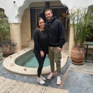 Myriam Chafik Instagram - Petit voyage à Marrakech de dernière minute qui fait du bien :-)

Si vous prévoyez d'y aller, On a séjourné à @riaddarten une petite perle déniché par @mercimeyddi en plein coeur de la Médina 🥰

#Marrakech #Maroc #riad #voyageenamoureux