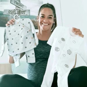 Myriam Chafik Instagram - Aidez-moi à choisir la tenue de Baby Leyan pour sa sortie de l'hôpital et Tentez de remporter une carte Cadeau de 100€ chez @vertbaudetfr 🤗

Plutôt tenue 1: l'ensemble beau goss gris 🥰
Ou tenue 2 : décontracté blanche toute douce 💗

Le tapis Koala vient aussi de Vertbaudet, c'est la marque incontournable pour la déco et l'habillement des bambins !

Petites règles comme d'hab ' :
Être abonné à @vertbaudetfr et @myriam_kohlanta21 Partager en story pour multiplier vos chances 
Tirage au sort Jeudi 25 Août 🤞

#vertbaudet #deco #chambrebebe #babyboy #babyshop #babyfashion #baby3 #concours #concoursinstagram #concoursfrance #concoursbebe #concoursinsta #decochambrebebe #decochambre #tapis #tapisdeveil #vertbaudetfr