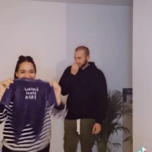 Myriam Chafik Instagram - La voici 💗 la vidéo de l'annonce de notre petit totem à @thomas_kohlanta21 !

Sa réaction est trop chou 🤗

#annoncegrossesse #surprise #minitotem #vafalloirchangerdevoiture