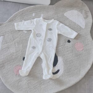 Myriam Chafik Instagram - Aidez-moi à choisir la tenue de Baby Leyan pour sa sortie de l'hôpital et Tentez de remporter une carte Cadeau de 100€ chez @vertbaudetfr 🤗

Plutôt tenue 1: l'ensemble beau goss gris 🥰
Ou tenue 2 : décontracté blanche toute douce 💗

Le tapis Koala vient aussi de Vertbaudet, c'est la marque incontournable pour la déco et l'habillement des bambins !

Petites règles comme d'hab ' :
Être abonné à @vertbaudetfr et @myriam_kohlanta21 Partager en story pour multiplier vos chances 
Tirage au sort Jeudi 25 Août 🤞

#vertbaudet #deco #chambrebebe #babyboy #babyshop #babyfashion #baby3 #concours #concoursinstagram #concoursfrance #concoursbebe #concoursinsta #decochambrebebe #decochambre #tapis #tapisdeveil #vertbaudetfr
