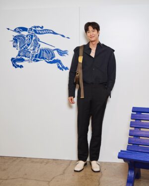 Na In-woo Instagram - With Burberry 💕🙃

버버리와 함께💕😘