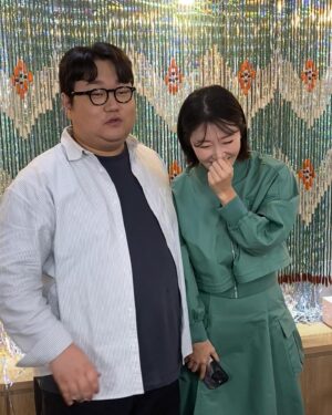 Na Sun-uk Instagram - 나선욱이랑 서로 사진 찍어주기

누나 고소하지마ㅋㅋㅋㅋㅋㅋㅋㅋㅋ 

#mz대통령 #사랑해요 #오늘저녁7시 #집에안갈래 #봐주세용