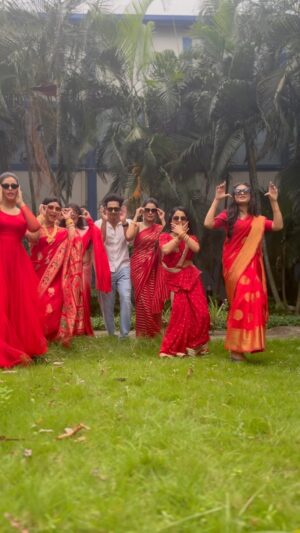 Nabanita Das Instagram - Kala kala chashma 🤍❤️😎

Tumi ashe pashe thakle team 😍
Monday to Sunday 
5:30 pm
@starjalsha 
@svfsocial 
@chupkorr 

📸  @pritam.official 

#reels #bengali #teamwork #tv #actors #starjalsa #rooqmaray #red #white #saree #viral #trendingreels #bollywood #90s
