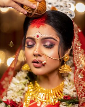Nabanita Das Instagram - || 🔴 || সিঁ দু  র  দা  ন ॥ 🔴 || @nabanita.das 

@parthaadhikary_official 
@avijitdasofficial_bengal 
@ghosh.shiladitya 

#sindoordaan #bengaliwedding #traditionalwedding 
#bengalibride #nabonitadas #makeupbyrakhisuman