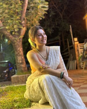 Nabanita Malakar Instagram - If your intentions are pure and your actions are worthy then the whole world will fall for you.. Your aura will make everything colourful and beautiful around you… 🤍✨💫