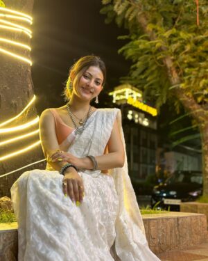 Nabanita Malakar Instagram - If your intentions are pure and your actions are worthy then the whole world will fall for you.. Your aura will make everything colourful and beautiful around you… 🤍✨💫