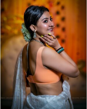 Nabanita Malakar Instagram - काहे छेड़ छेड़ मोहे गरवा लगाई
काहे छेड़ छेड़ मोहे 🤍✨💫

.
.
.
.
.
.
.

 📸  @bijaypiku07  thank you 😊