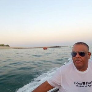 Nabil Shuail Instagram - ( يقولون ) الحياة ليست طويلة لنجرب كل شئ ولاقصيره انتذكر كل شئ ولكنها جميله اذا عرفنا انها لاتساوي شئ#نبيل_شعيل #اغاني#بحر#