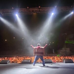 Nacho Pop Instagram - Tremendo 18 en @mlobarnechea Gracias por el cariño del publico y de los artistas que se presentaron en esta hermosa fiesta: @deniserosenthal @grupoillapu @gepegepegepe @garrasdeamor Inolvidable experiencia!!! Tiquitiquiti… Fotos: @cristobalarriagadaparada @emiliano_valenzuela.c @alejandroarriagadag