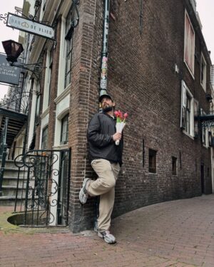 Nacho Redondo Instagram - Hola. Soy yo. Tu #fashionblogger desde la ciudad de degenere absoluto y permitido: #amsterdam 🇳🇱💃🏻

Mi parte favorita fue ir al distrito rojo donde no pude tomarme ni una foto porque las señoritas que ahí trabajan no gustan de los flashes. Una real lástima.

Lo que si logramos fue decirle a mi suegra que se comió un chocolate con 🍄🍄 pero realmente era un Milka de Oreo normal. Se cagó y se hizo la drogada igual. Highlight de la semana.

Recuerden que Traumas, mi nuevo show, comienza en Julio:

🇺🇸Chicago - 6 de Julio
🇺🇸Indianapolis - 7 de Julio
🇺🇸Atlanta - 10 de Julio
🇺🇸Nashville - 11 de Julio
🇺🇸DC - 13 de Julio
🇨🇦Montreal - 17 de Julio
🇺🇸NYC - 19 de Julio
🇺🇸Boston - 20 de Julio
🇺🇸Detroit - 26 de Julio
🇨🇦Toronto - 27 de Julio
🇺🇸San Francisco - 31 de Julio
🇺🇸Tacoma - 2 de Agosto
🇺🇸Salt Lake City - 3 de Agosto
🇺🇸Denver - 4 de Agosto
🇺🇸Houston - 7 de Agosto
🇺🇸Dallas - 8 de Agosto
🇺🇸Austin - 9 de Agosto
🇺🇸Orlando - 14 de Agosto
🇺🇸Miami - 15 de Agosto

🎟️TICKETS EN MI BIO🎟️