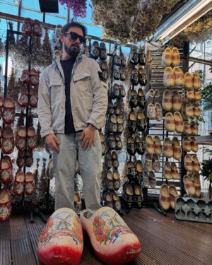 Nacho Redondo Instagram - Hola. Soy yo. Tu #fashionblogger desde la ciudad de degenere absoluto y permitido: #amsterdam 🇳🇱💃🏻

Mi parte favorita fue ir al distrito rojo donde no pude tomarme ni una foto porque las señoritas que ahí trabajan no gustan de los flashes. Una real lástima.

Lo que si logramos fue decirle a mi suegra que se comió un chocolate con 🍄🍄 pero realmente era un Milka de Oreo normal. Se cagó y se hizo la drogada igual. Highlight de la semana.

Recuerden que Traumas, mi nuevo show, comienza en Julio:

🇺🇸Chicago - 6 de Julio
🇺🇸Indianapolis - 7 de Julio
🇺🇸Atlanta - 10 de Julio
🇺🇸Nashville - 11 de Julio
🇺🇸DC - 13 de Julio
🇨🇦Montreal - 17 de Julio
🇺🇸NYC - 19 de Julio
🇺🇸Boston - 20 de Julio
🇺🇸Detroit - 26 de Julio
🇨🇦Toronto - 27 de Julio
🇺🇸San Francisco - 31 de Julio
🇺🇸Tacoma - 2 de Agosto
🇺🇸Salt Lake City - 3 de Agosto
🇺🇸Denver - 4 de Agosto
🇺🇸Houston - 7 de Agosto
🇺🇸Dallas - 8 de Agosto
🇺🇸Austin - 9 de Agosto
🇺🇸Orlando - 14 de Agosto
🇺🇸Miami - 15 de Agosto

🎟️TICKETS EN MI BIO🎟️