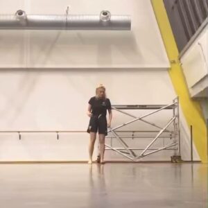 Nadia Tereszkiewicz Instagram - Thank you @michael.getman @thrbdrgns and @pau.aran.gimeno for this amazing  summer of dance , research, reconnecting to movement, so inspiring artists, thank you a lot @b12.research.or.die ❤️❤️❤️music @lichtik