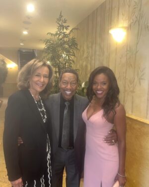 Nadine Ellis Instagram - Had fun last night as a presenter with #jonathanmajors at the @naacptheater awards and got to hang out with the 1 & only @kikihaynes thanks for the pics and video girl! And met #marilynmccoo & #billydavis legendary! Thanks for having me @naacptheatreawards 💋