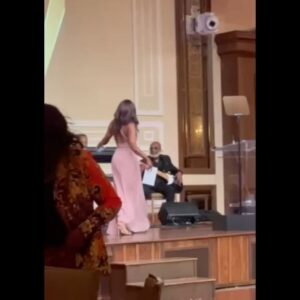 Nadine Ellis Instagram - Had fun last night as a presenter with #jonathanmajors at the @naacptheater awards and got to hang out with the 1 & only @kikihaynes thanks for the pics and video girl! And met #marilynmccoo & #billydavis legendary! Thanks for having me @naacptheatreawards 💋