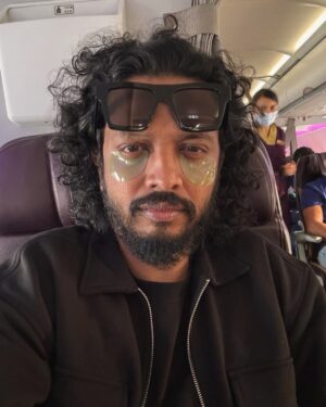 Nakash Aziz Instagram - PoV: You’re having sleepless nights and the only time you get to relax is while travelling ✈️

Eye mask courtesy: @akasasing 👀

#lifeofasinger #nakashaziz #nakashazizlive #backtobackshows #selfcare