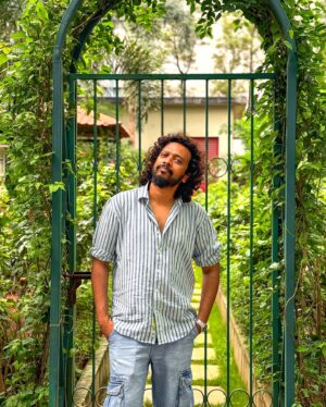Nakash Aziz Instagram - 3 different moods of NAKASH 🤨 #moody 

#outdoors #mumbai #music #nakashaziz #nakashasis #myself #dubbing