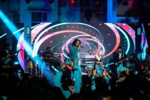 Nakash Aziz Instagram - Swipe till the end to see me multitask🤪🙈

#NakashAziz #NakashLive