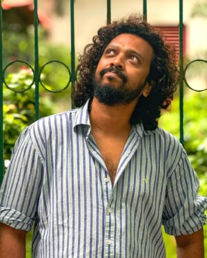 Nakash Aziz Instagram - 3 different moods of NAKASH 🤨 #moody 

#outdoors #mumbai #music #nakashaziz #nakashasis #myself #dubbing