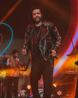 Nakash Aziz Instagram - 50 shades of me when I’m performing🎤

#NakashAziz #NakashLive #AboutLastNight