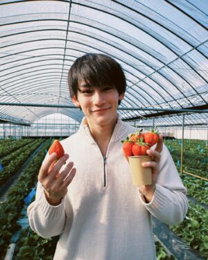 Nakhun Screaigh Instagram - 人生初のいちご狩り🍓

26個食べた。最高だった。
