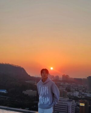Nam Da-reum Instagram - 👐
군복 입은 아들의  해돋이 사진으로 시작했던  2023년...
얼마 전 뮤직비디오 촬영 현장에서 찍은 노을 사진으로 
마무리 합니다.😉

어느 해보다 많은 일들이 있었던 한 해였지만,
감사한 분들 덕에 이 또한 잘 지나가네요^^

2024년 새해 복 많이 받으세요!
이 글을 읽는 모든 분들의  힘찬 시작을 응원합니다.

#2023년 그래도 고마웠던 시간들❤️
#2024년도 잘 부탁드립니다.
#새해 복 많이 받으세요💓
#시작#새로운인연#startover
#오랜고민_끝#새로운_시작#남다름